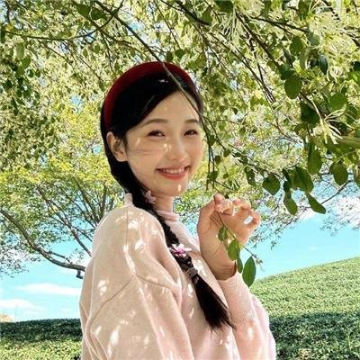 她行走于黑暗中
